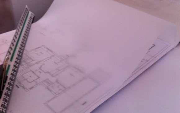 Usando papel de calco para dibujar planos de planta